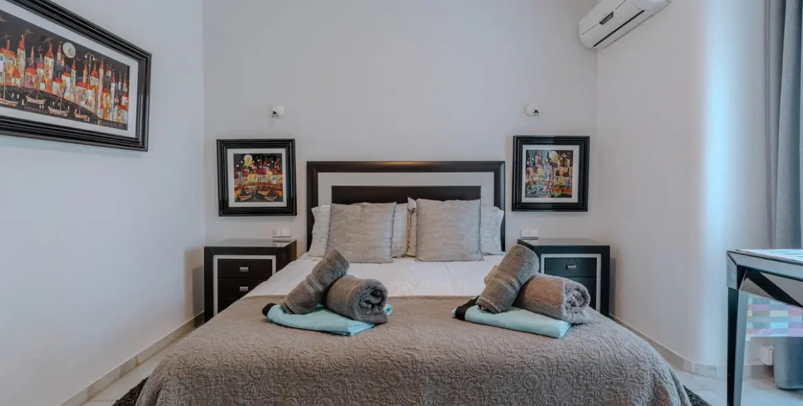 Sale of detached villa in El Paraiso 25