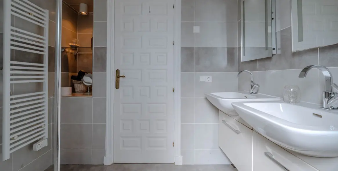 Sale of detached villa in El Paraiso 27