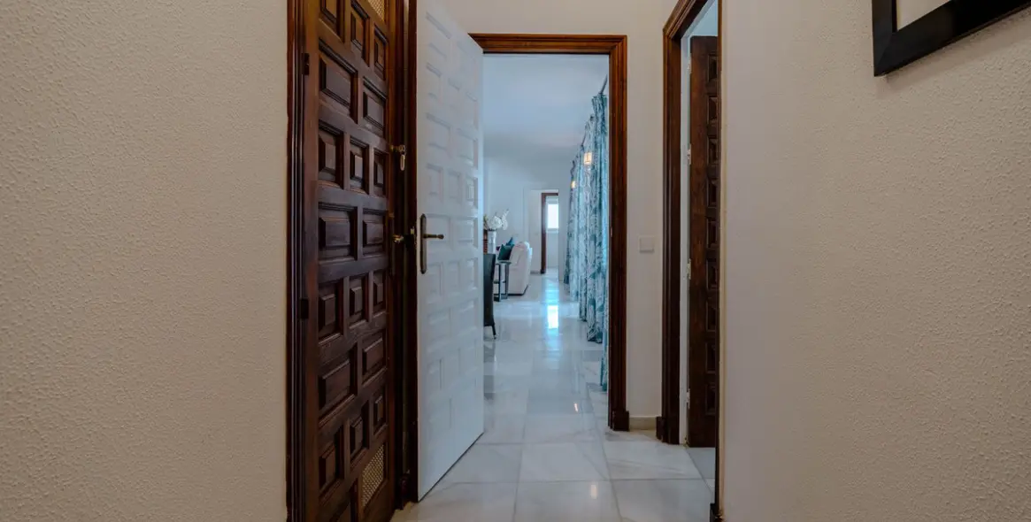 Sale of detached villa in El Paraiso 29