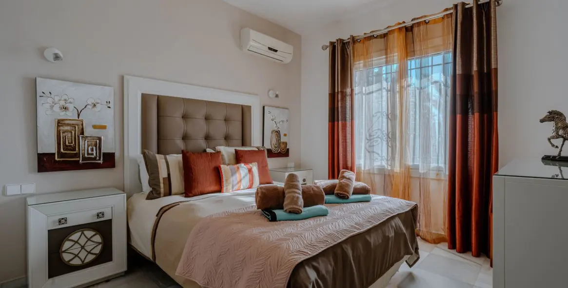 Sale of detached villa in El Paraiso 30