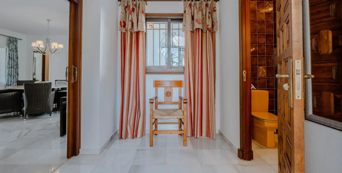 Sale of detached villa in El Paraiso 31