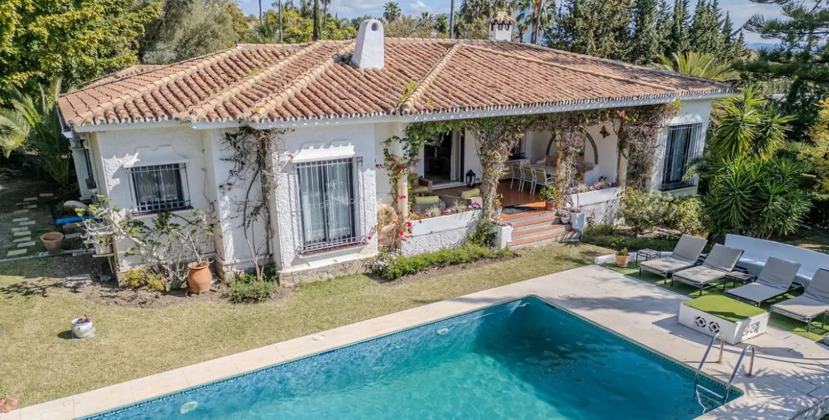 Sale of detached villa in El Paraiso 33