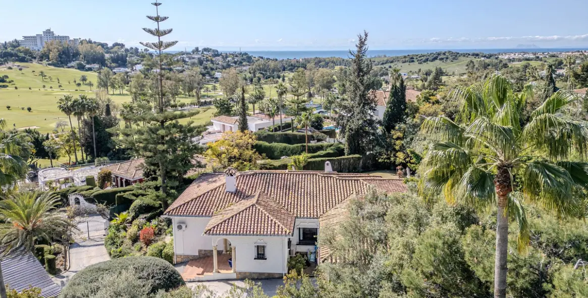 Sale of detached villa in El Paraiso 34