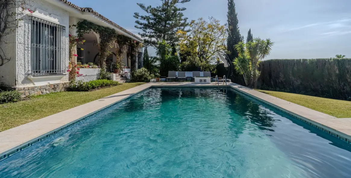 Sale of detached villa in El Paraiso 36