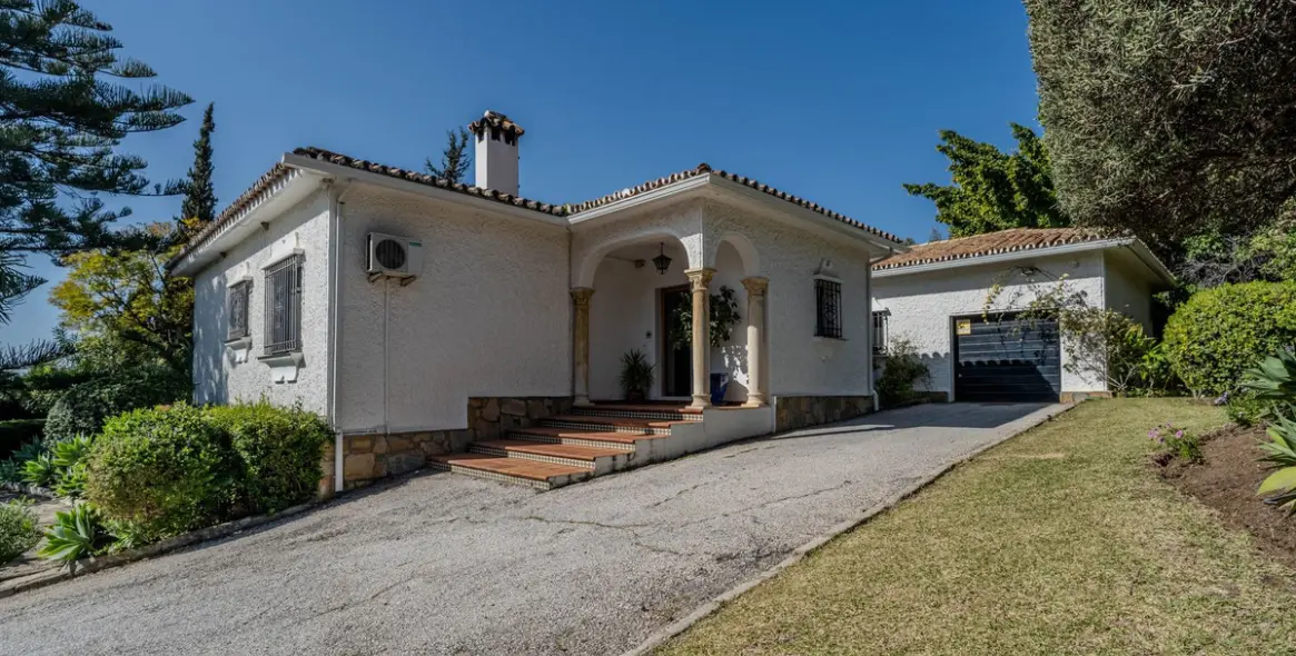 Sale of detached villa in El Paraiso 37