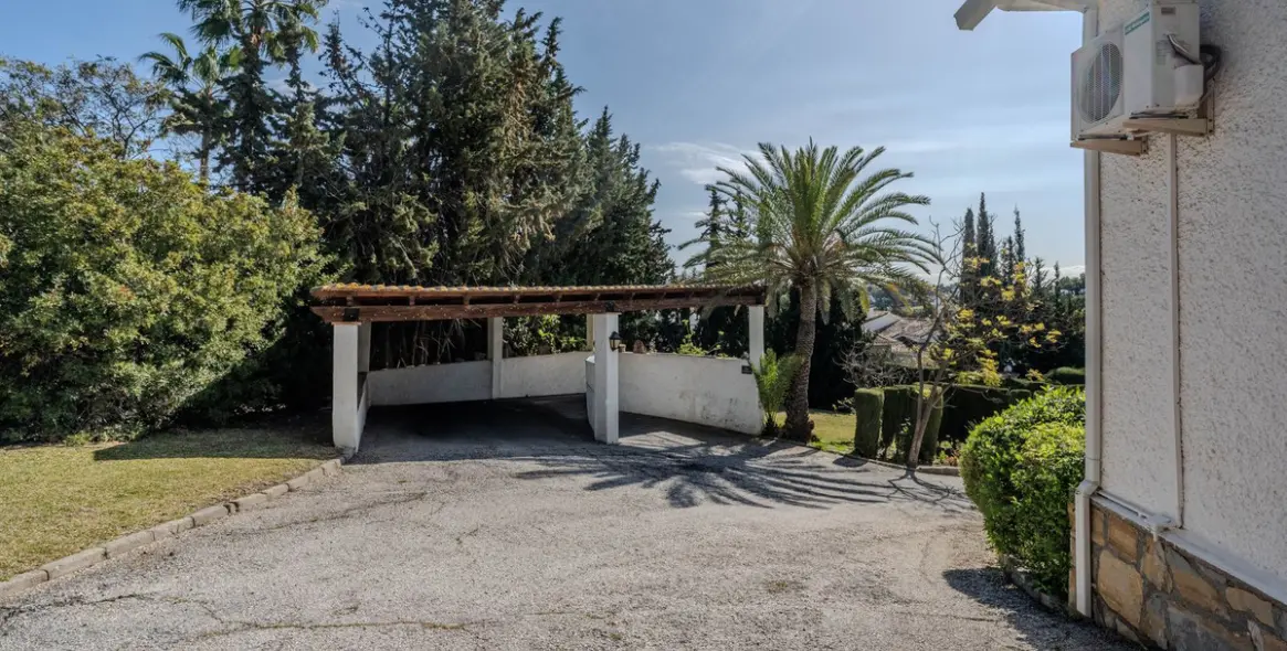 Sale of detached villa in El Paraiso 38