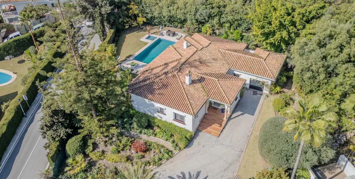 Sale of detached villa in El Paraiso 39