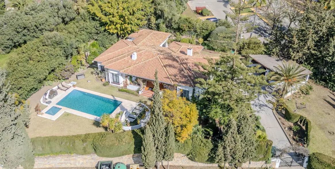 Sale of detached villa in El Paraiso 40