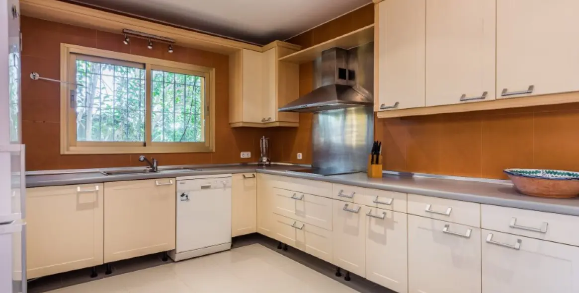 Sale of detached villa in El Rosario 6