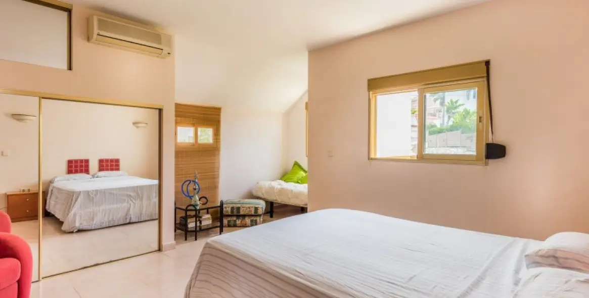 Sale of detached villa in El Rosario 10