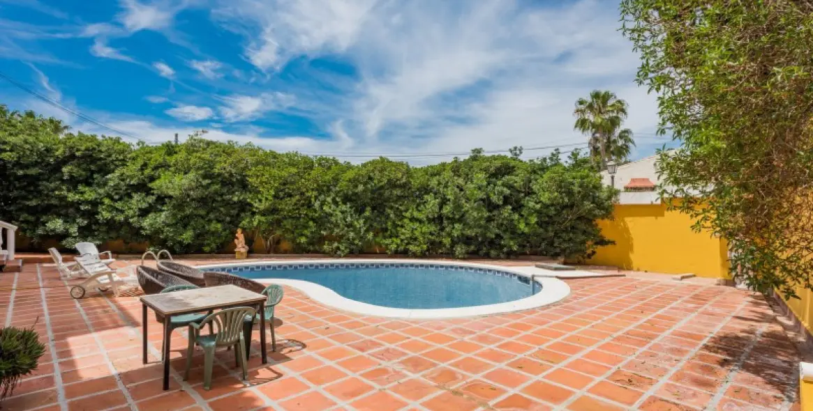 Sale of detached villa in El Rosario 13