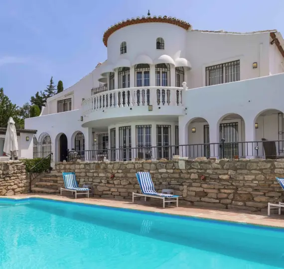 Продажа  отдельно стоящей виллы в Estepona