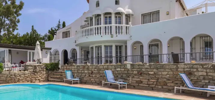 Продажа  отдельно стоящей виллы в Estepona 0