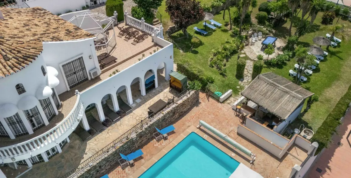 Продажа  отдельно стоящей виллы в Estepona 2