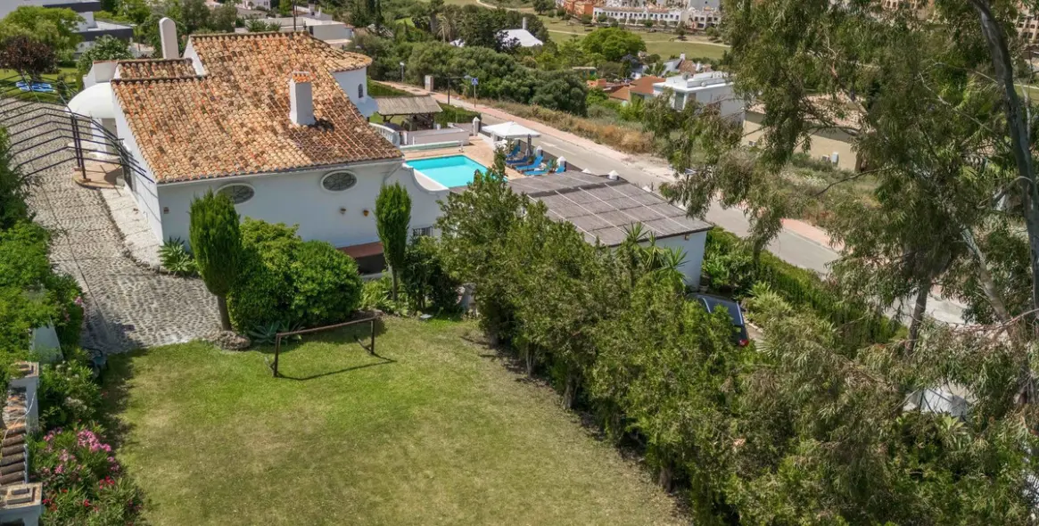 Продажа  отдельно стоящей виллы в Estepona 11