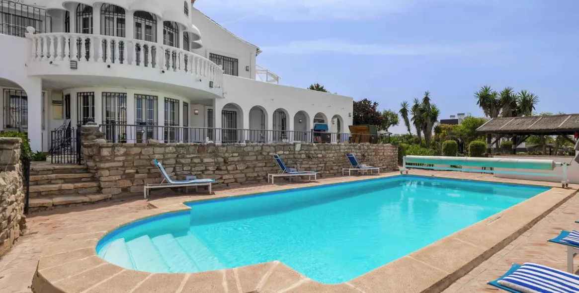 Продажа  отдельно стоящей виллы в Estepona 12