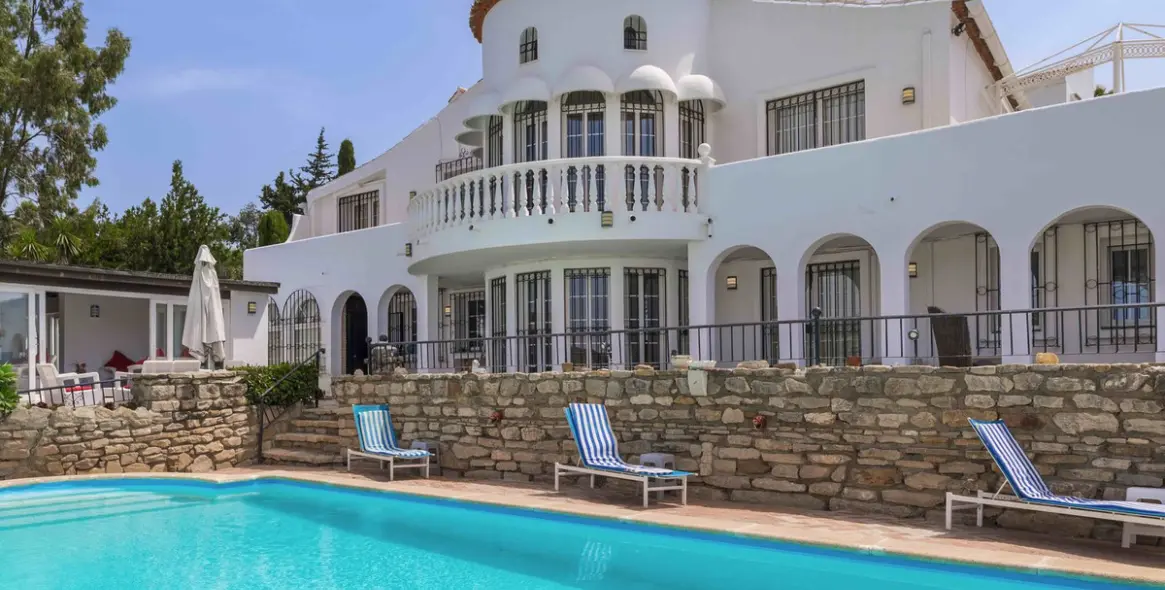 Продажа  отдельно стоящей виллы в Estepona 1