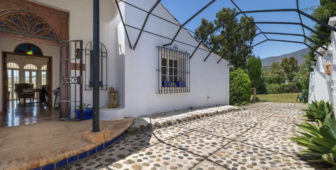 Продажа  отдельно стоящей виллы в Estepona 4