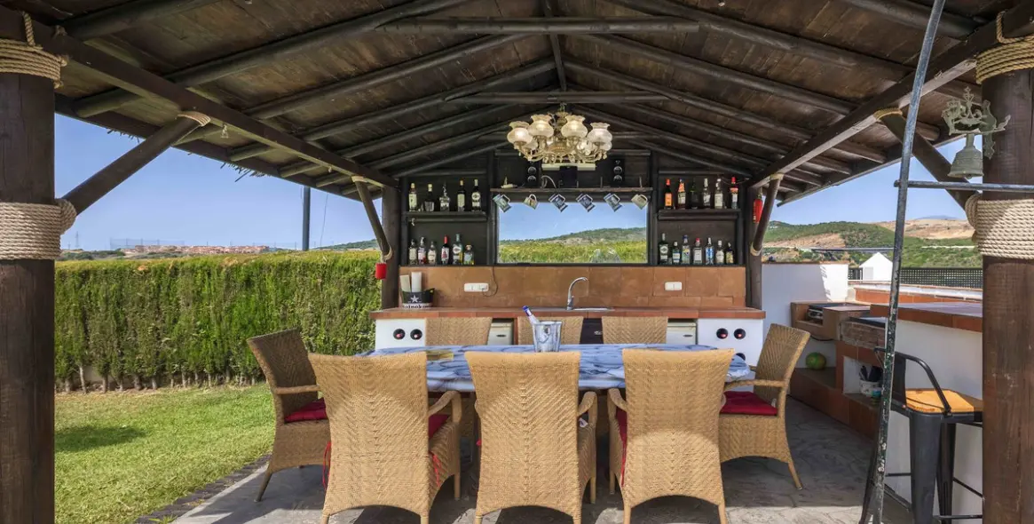 Продажа  отдельно стоящей виллы в Estepona 16
