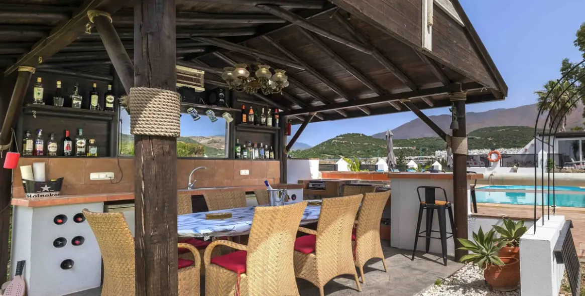 Продажа  отдельно стоящей виллы в Estepona 18