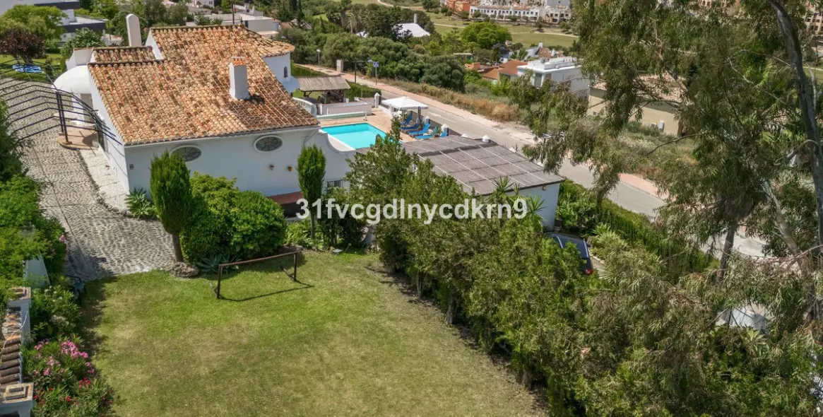 Sale of detached villa in Estepona 21