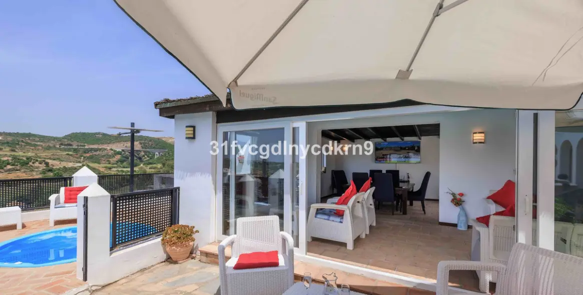 Sale of detached villa in Estepona 24