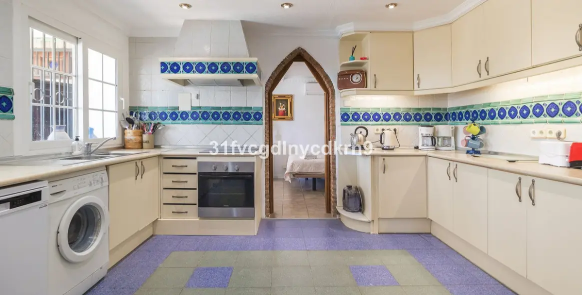 Sale of detached villa in Estepona 28