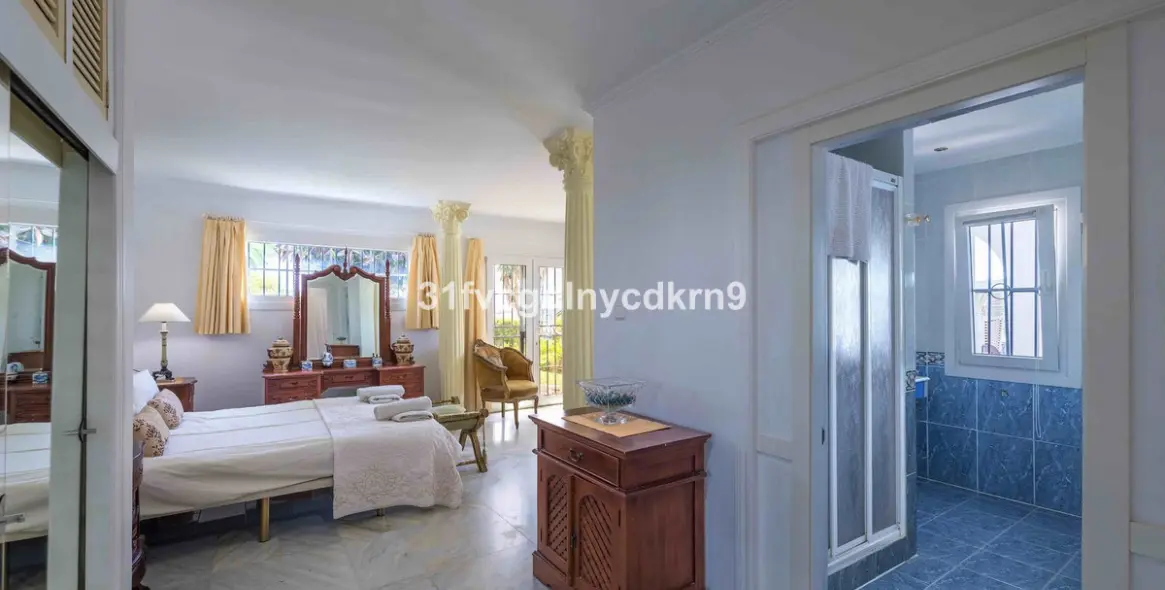 Sale of detached villa in Estepona 30