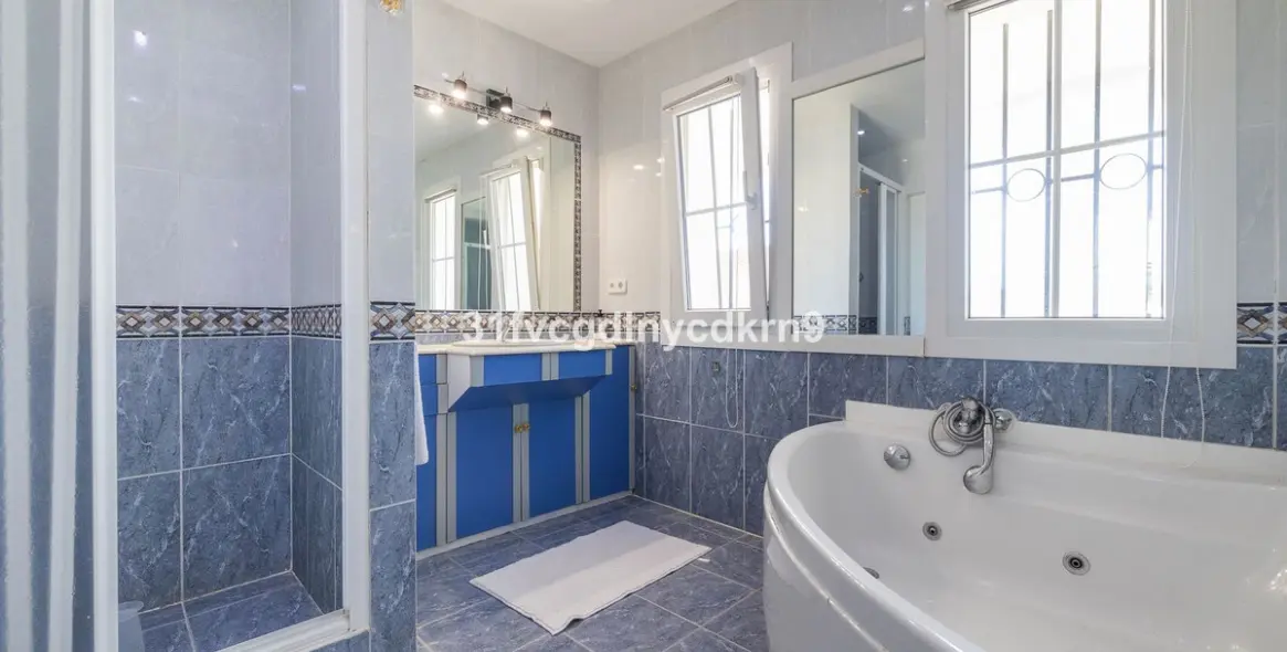 Sale of detached villa in Estepona 32