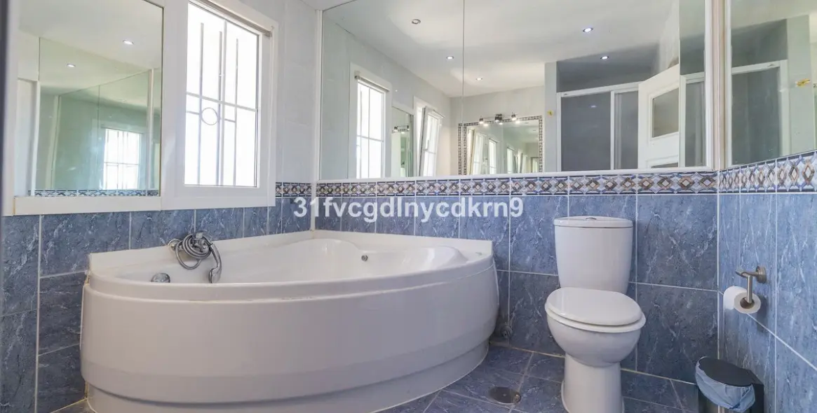 Sale of detached villa in Estepona 34