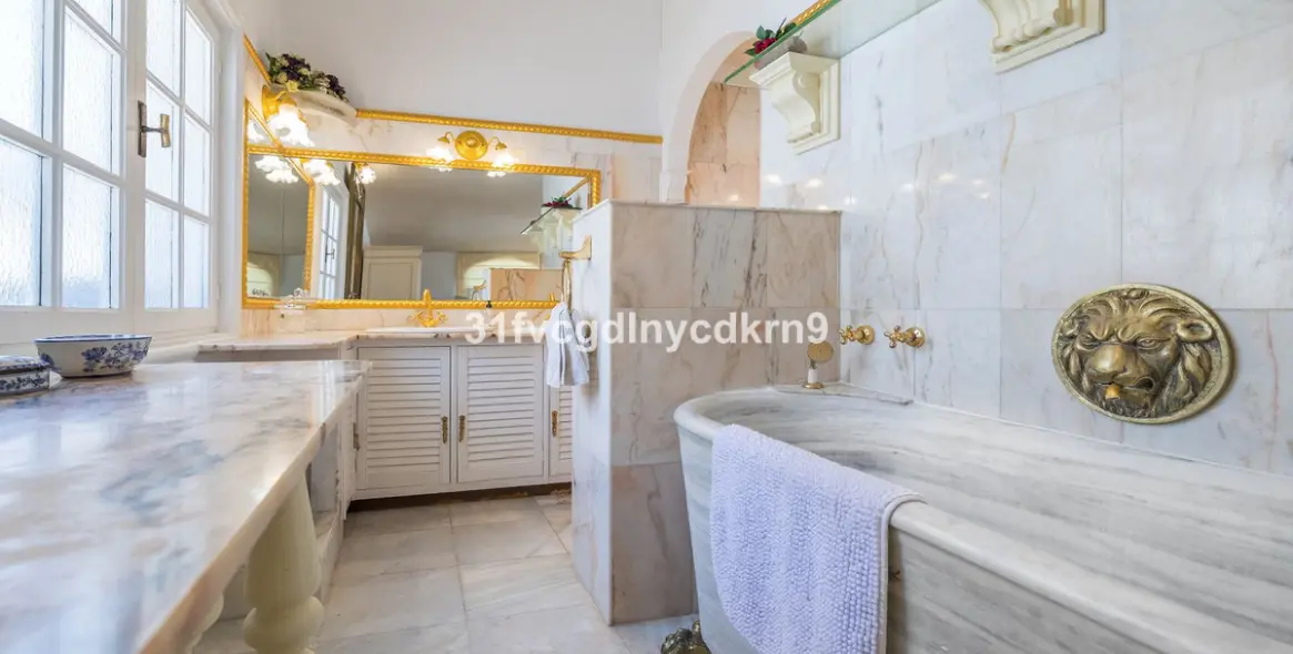 Sale of detached villa in Estepona 35