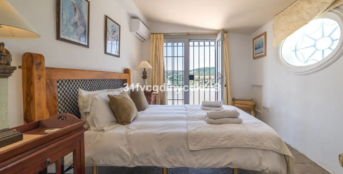 Sale of detached villa in Estepona 37