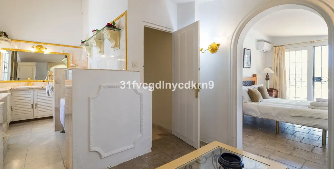 Sale of detached villa in Estepona 38