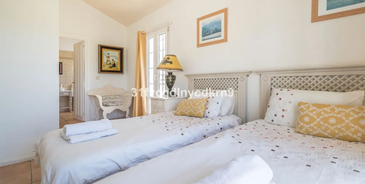 Sale of detached villa in Estepona 39