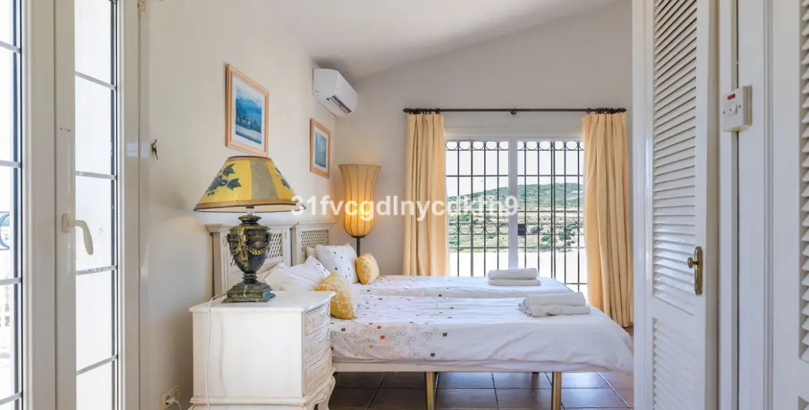 Sale of detached villa in Estepona 40