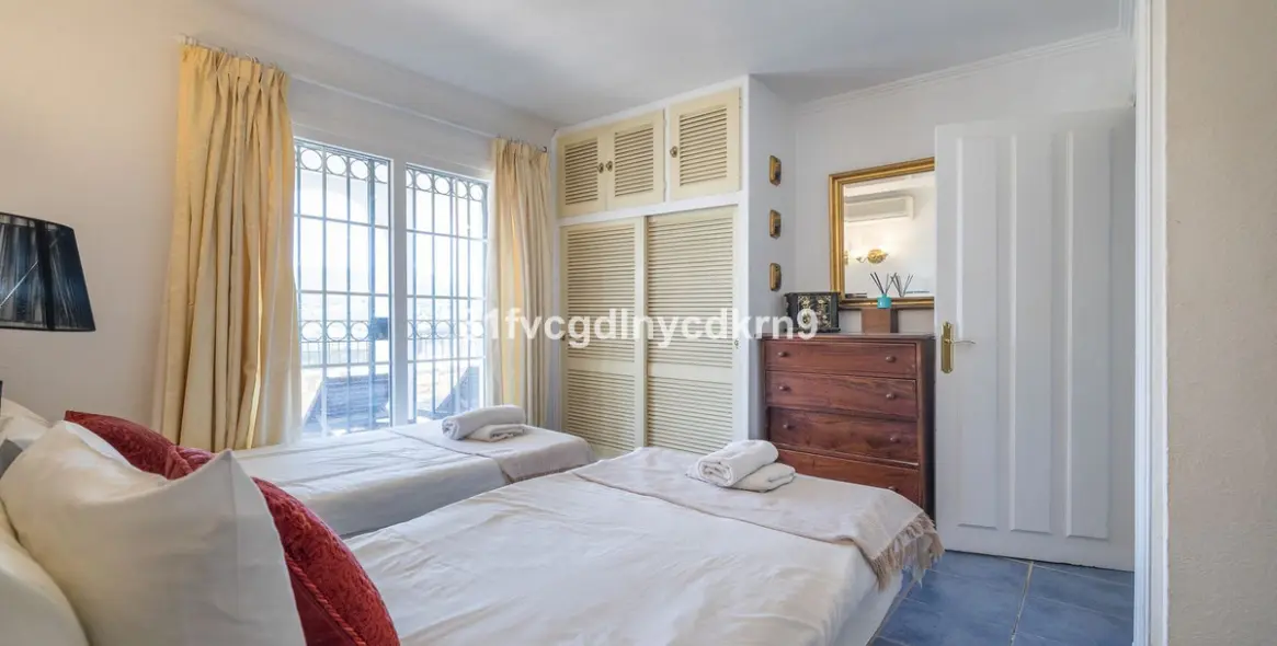 Sale of detached villa in Estepona 43