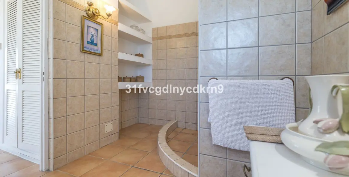 Sale of detached villa in Estepona 44