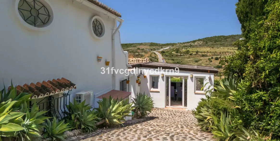 Sale of detached villa in Estepona 46