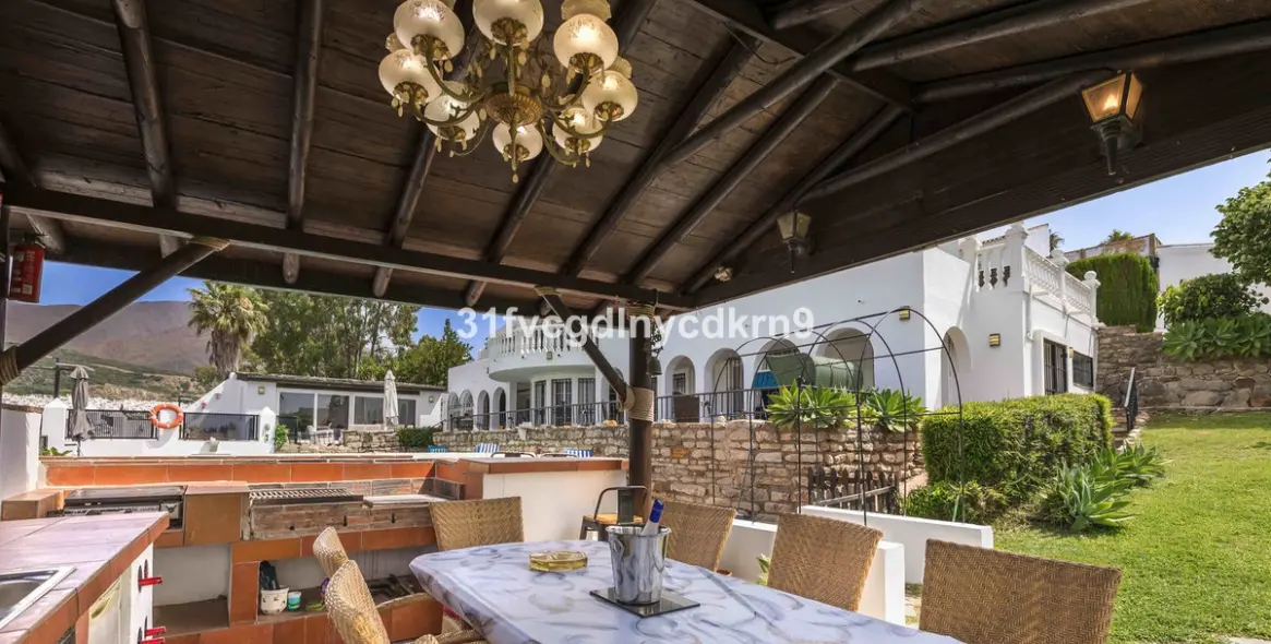 Sale of detached villa in Estepona 54