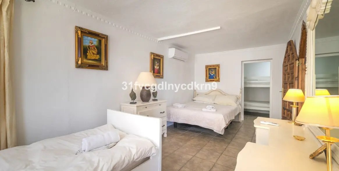 Sale of detached villa in Estepona 61