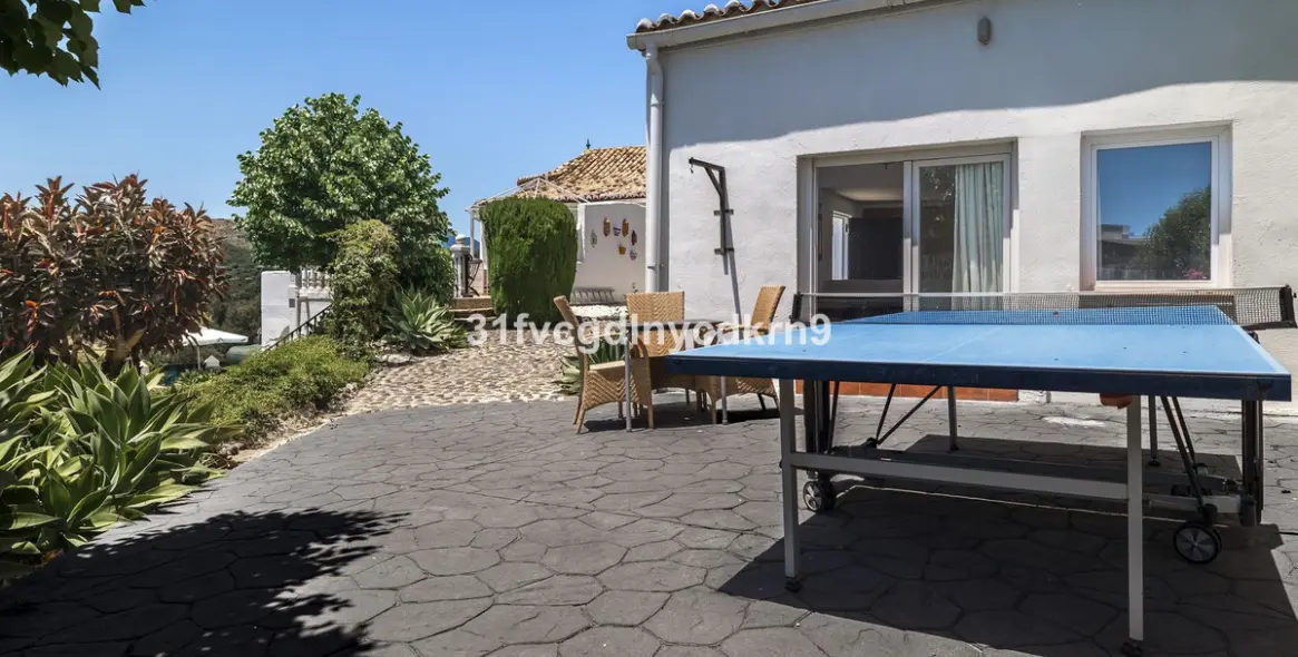 Sale of detached villa in Estepona 63