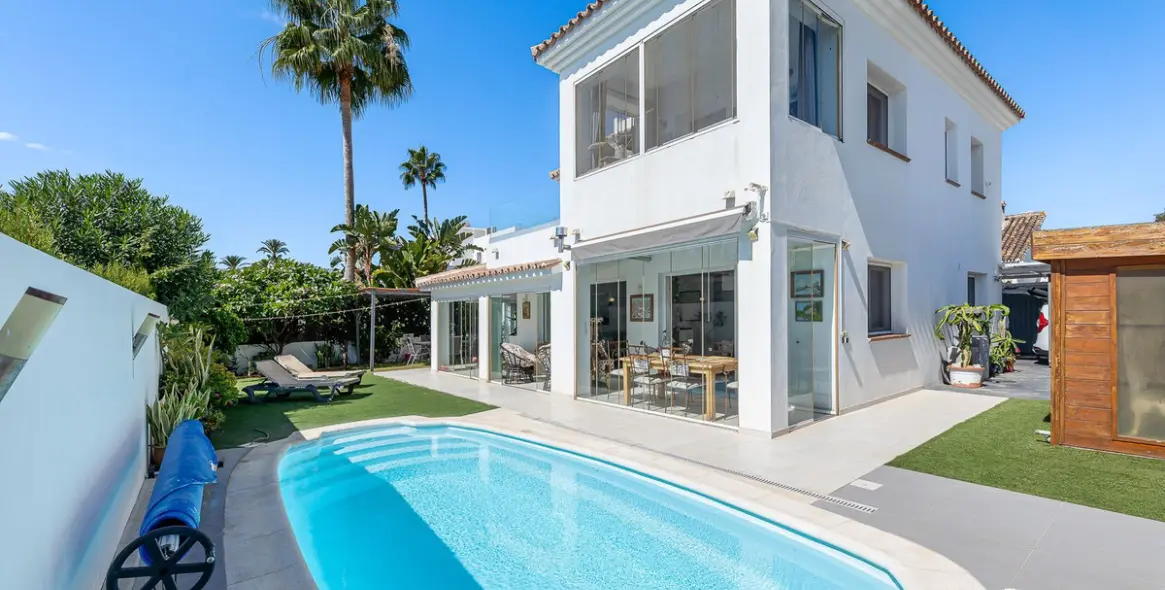 Продажа  отдельно стоящей виллы в Estepona (район Costalita) 1