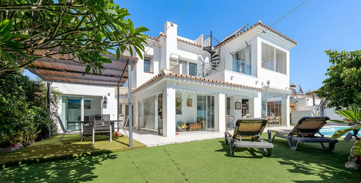 Продажа  отдельно стоящей виллы в Estepona (район Costalita) 2