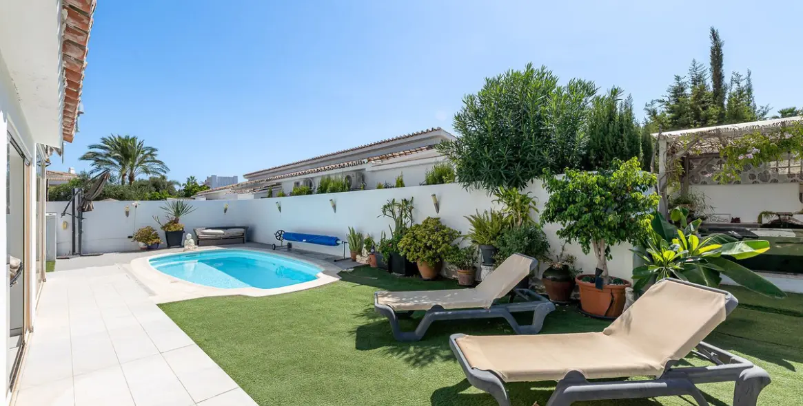 Продажа  отдельно стоящей виллы в Estepona (район Costalita) 3