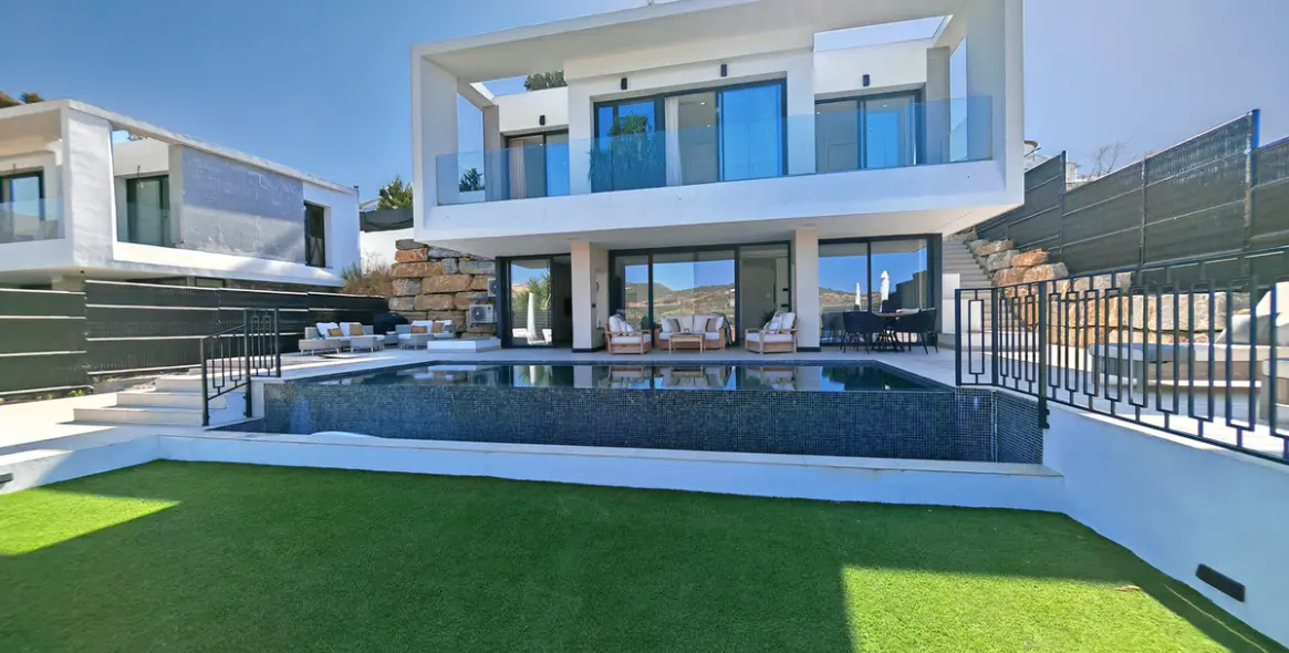 Продажа  отдельно стоящей виллы в Estepona 1