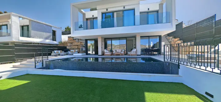 Продажа  отдельно стоящей виллы в Estepona 0