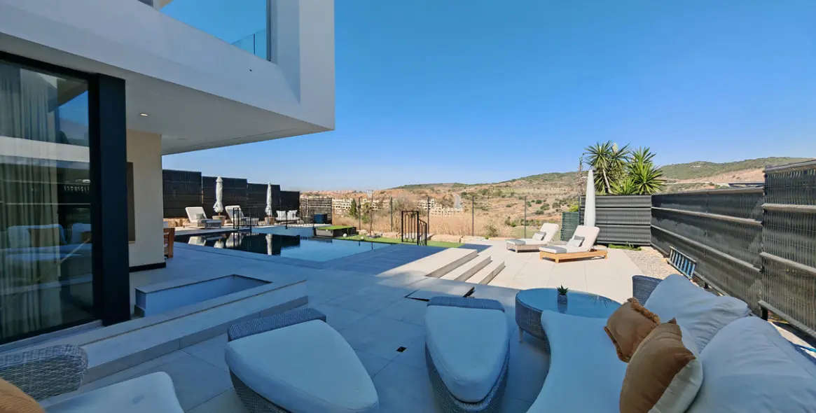 Продажа  отдельно стоящей виллы в Estepona 3