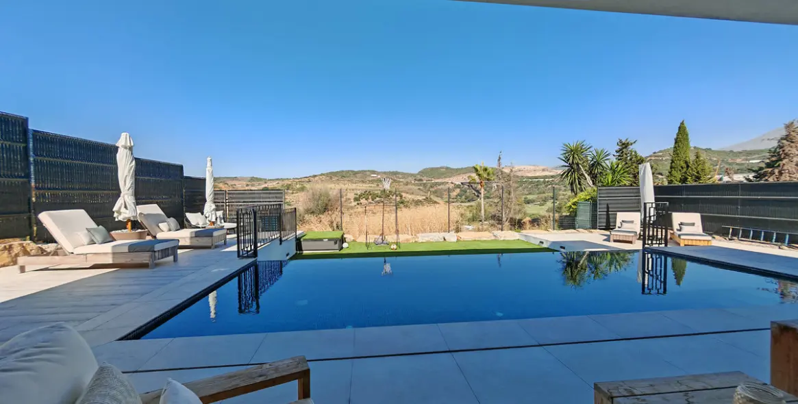 Продажа  отдельно стоящей виллы в Estepona 30