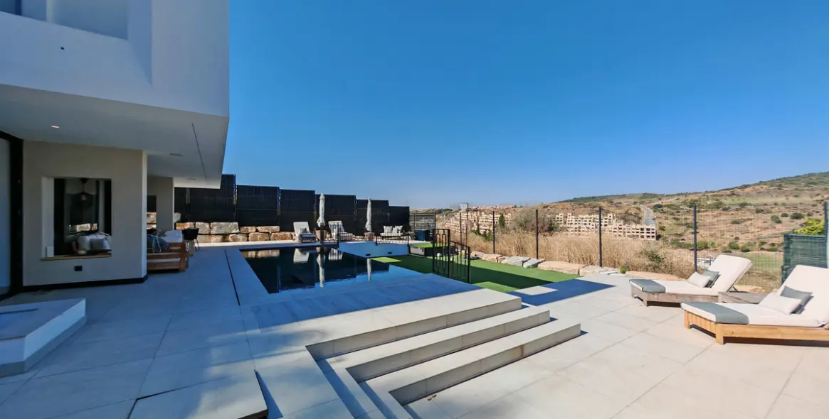 Продажа  отдельно стоящей виллы в Estepona 33