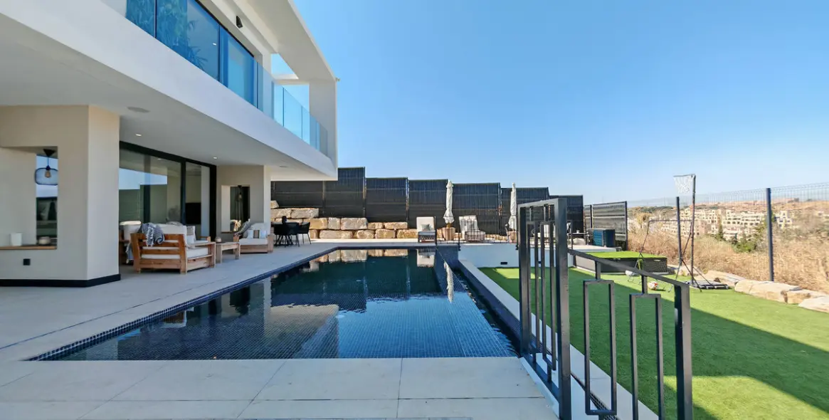 Продажа  отдельно стоящей виллы в Estepona 34